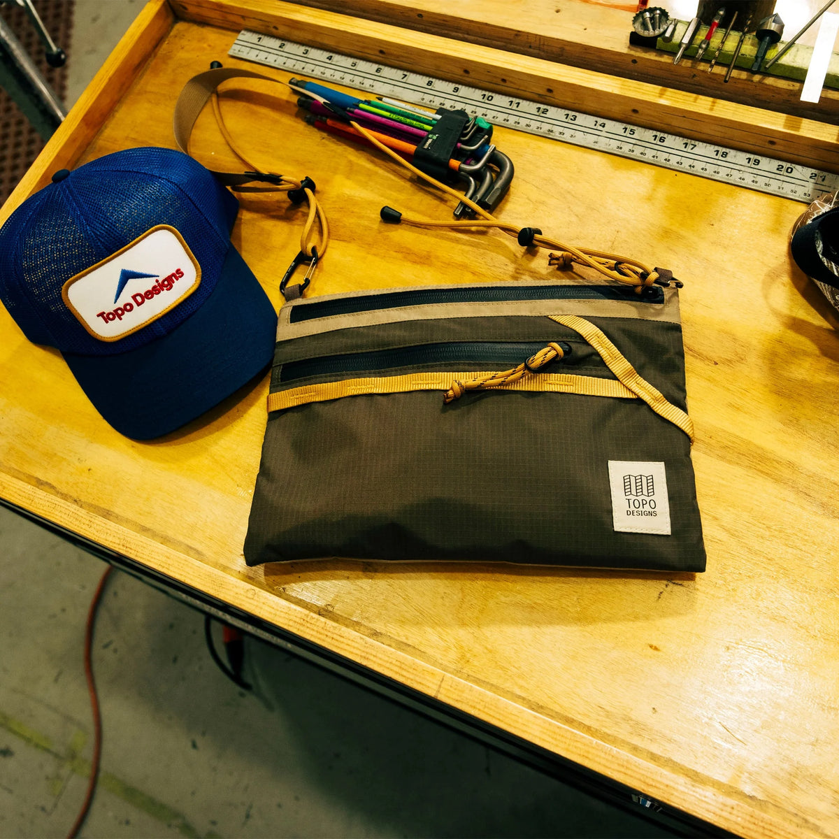Mountain Accessory Shoulder Bag Oil Green/Dark Pine